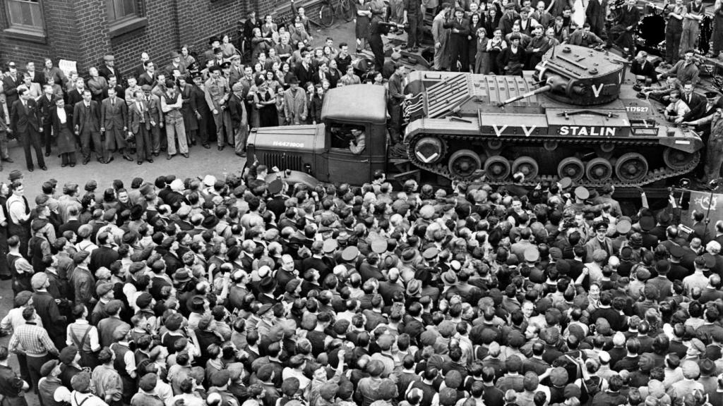 Tanque MK-3 Valentine, fabricado para Stalin en Inglaterra y presentado ante el embajador soviético antes de embarcar para la URSS, 1942. / Biblioteca del Congreso