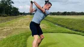Gareth Bale jugando al golf