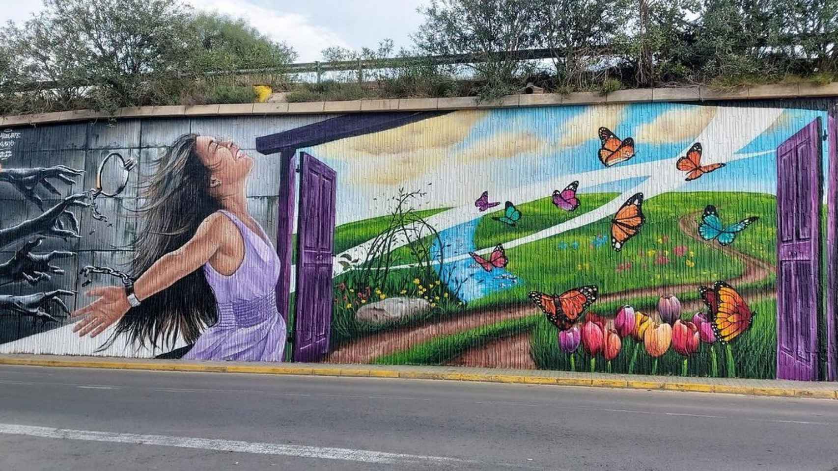 Imágenes del día: así es el colorido mural inspirado en 'La Puerta Violeta' de Rozalén