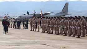 El Rey Felipe VI, este martes, pasando revista a las tropas en la Base Aérea de Alcantarilla.