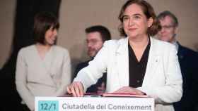Ada Colau, alcaldesa de Barcelona,  en la colocación de la primera piedra del complejo de investigación del Mercat del Peix.