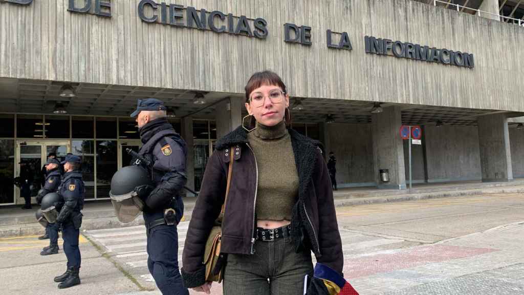 Elisa Lozano Triviño posa frente a la entrada de la Facultad de Ciencias de la Información de la UCM.