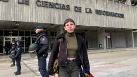 Elisa Lozano Triviño posa frente a la entrada de la Facultad de Ciencias de la Información de la UCM.
