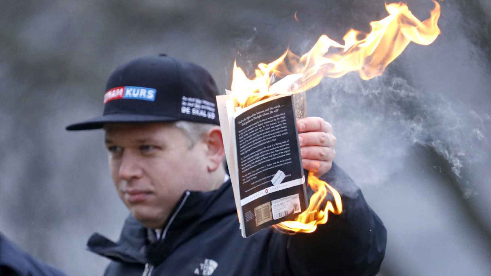 El sueco Rasmus Paludan quemó un ejemplar del Corán este fin de semana.