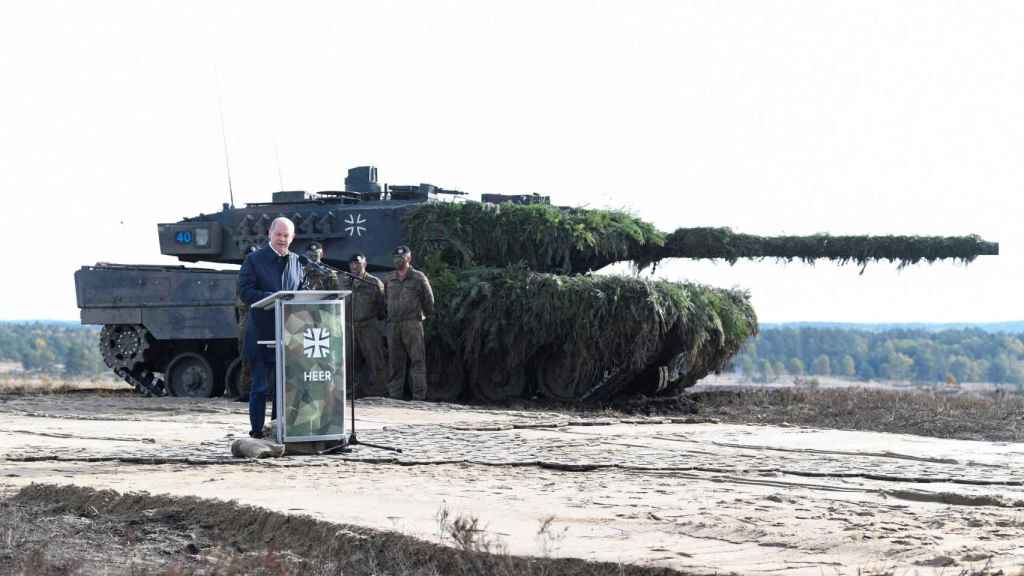 El canciller alemán Olaf Scholz pronuncia un discurso delante de un tanque Leopard 2 durante una visita a una base militar del ejército alemán.