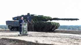 El canciller alemán Olaf Scholz pronuncia un discurso delante de un tanque Leopard 2 durante una visita a una base militar del ejército alemán.