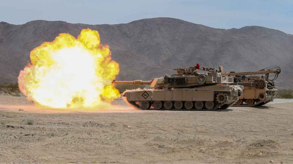 Un tanque M1A1 Abrams abriendo fuego
