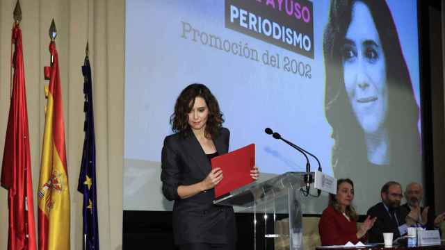 La presidenta de la Comunidad de Madrid, Isabel Díaz Ayuso, tras recibir la distinción como 'Alumni UCM Ilustre'.