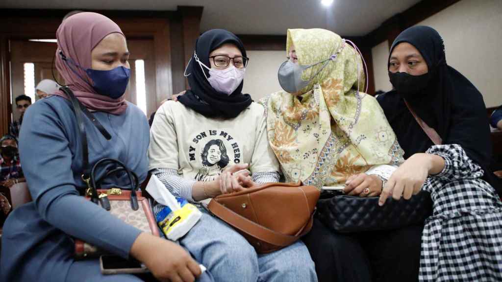 Varias madres de niños víctimas de fallo renal agudo tras tomar el jarabe preparan una demanda conjunta en Jakarta, Indonesia.