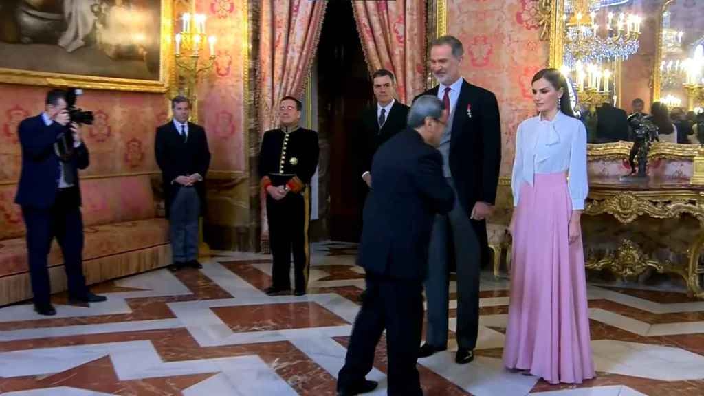 La reina Letizia mirando fijamente a Hassan Ghashghavi después de que éste no le estrechara la mano.