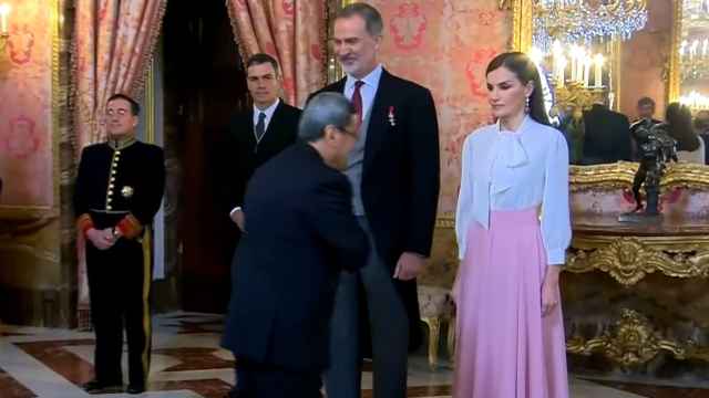 La reina Letizia mirando fijamente a Hassan Ghashghavi después de que éste no le estrechara la mano.