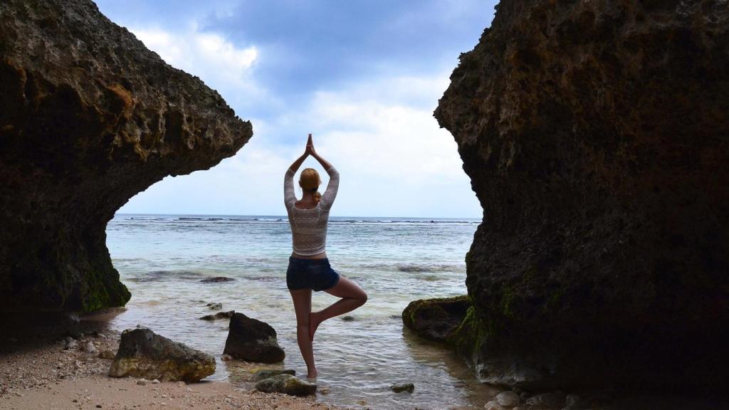 Una persona haciendo yoga.