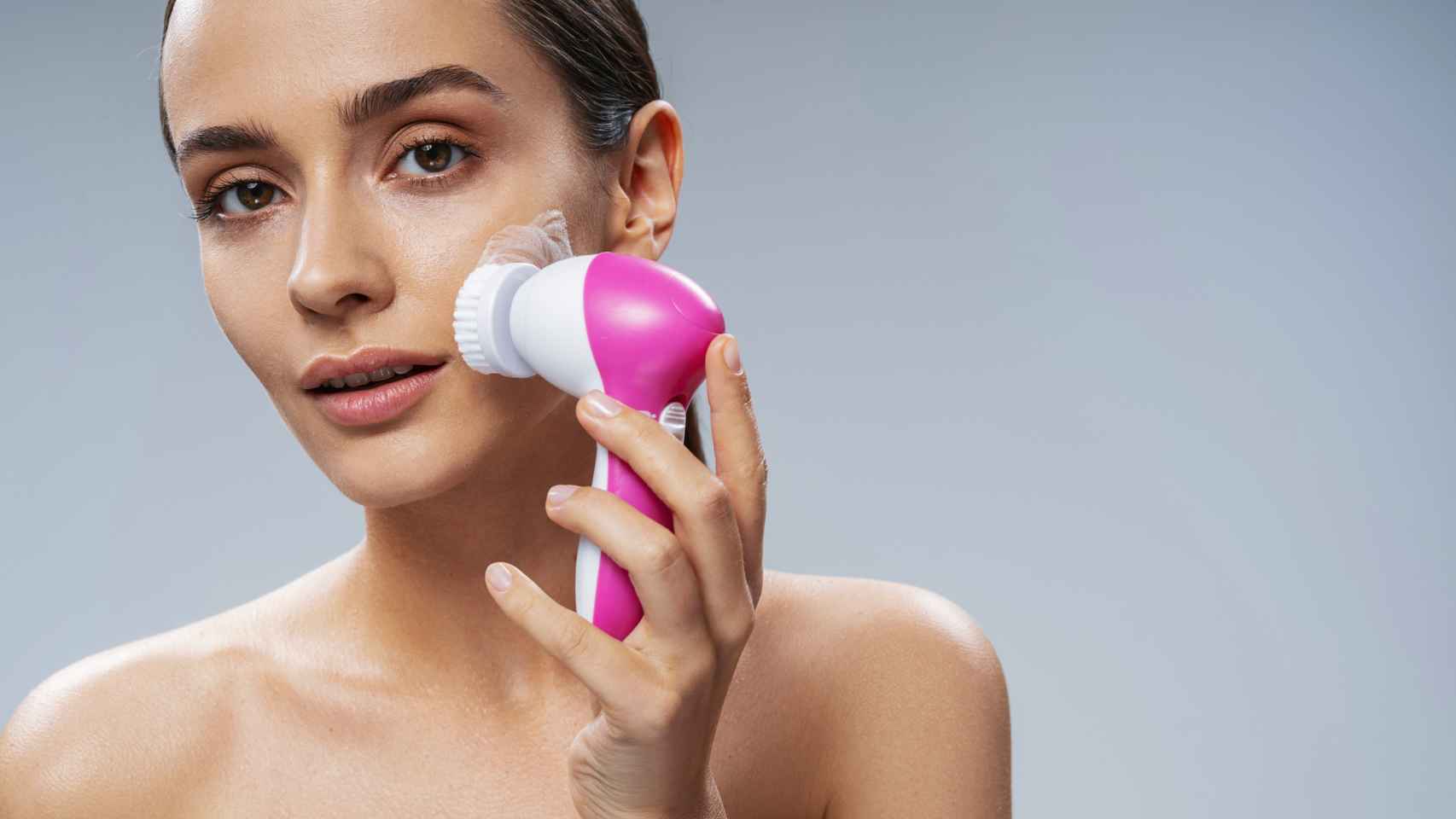 Cómo usar un limpiador facial para eliminar el maquillaje?