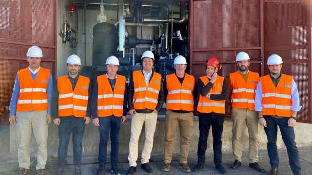 Representantes de Iberdrola y de Grupo AN en la planta que la cooperativa tiene en Ávila
