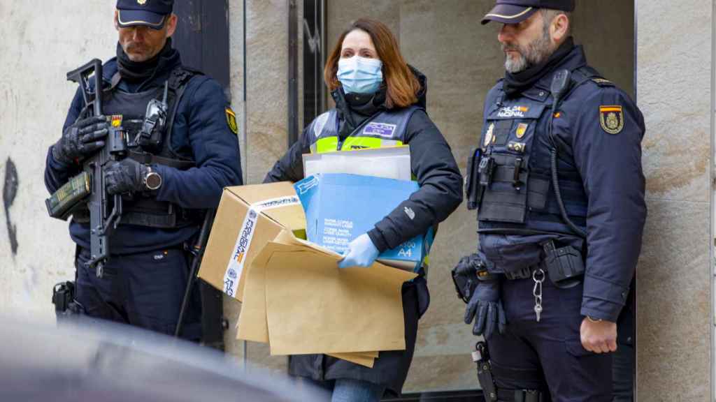La Policía Nacional registra la casa del jubilado en Miranda de Ebro que envió cartas con material pirotécnico al presidente del Gobierno