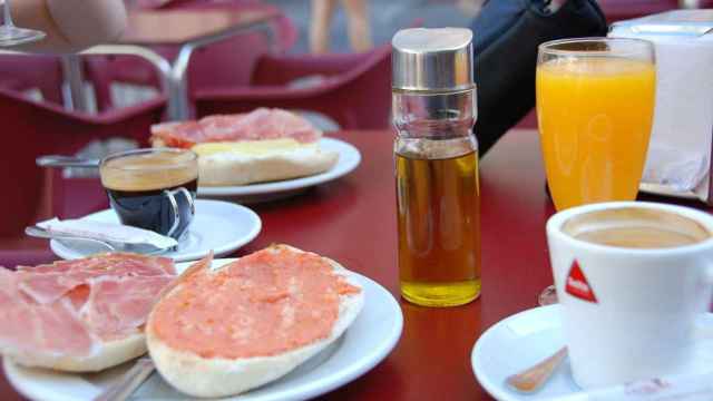 Un desayuno típico que podrían servirte en cualquier bar a lo largo y ancho de la geografía española.
