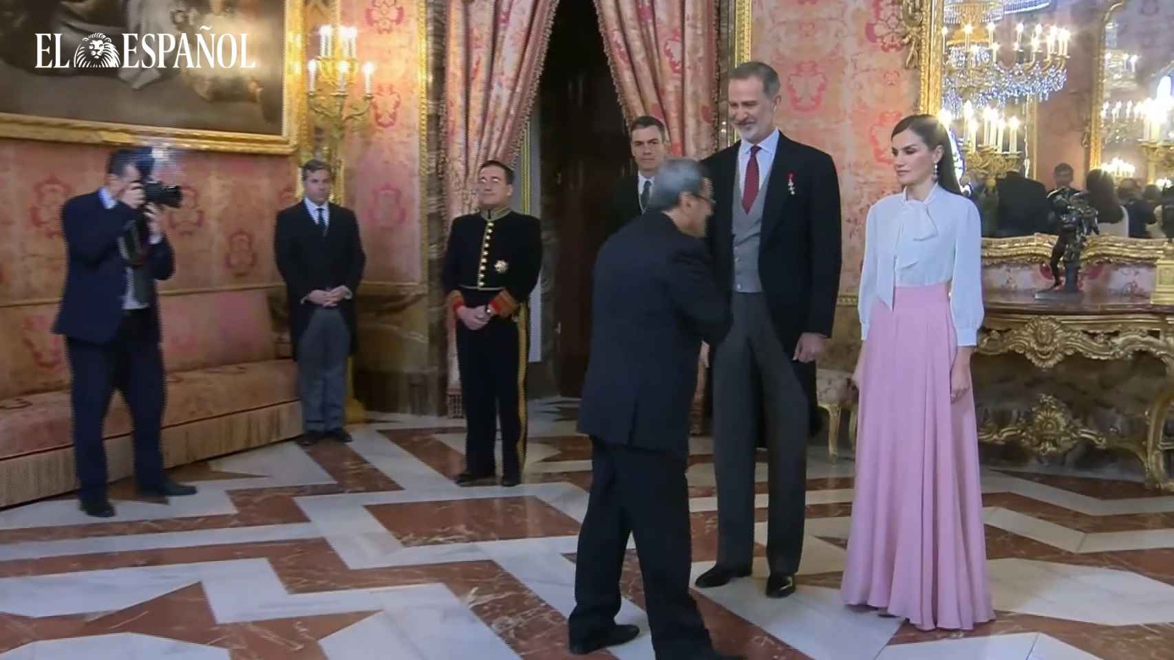 Momento en el que el embajador iraní no estrecha la mano de la Reina Letizia.