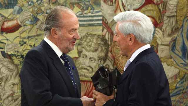Juan Carlos I y Mario Vargas Llosa en una imagen de 2010.