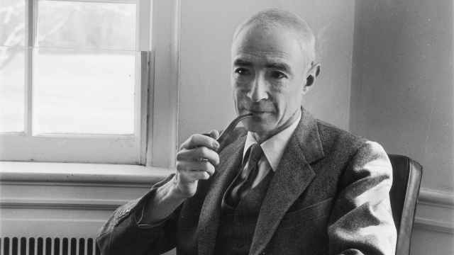 J. Robert Oppenheimer fumando pipa en su despacho.