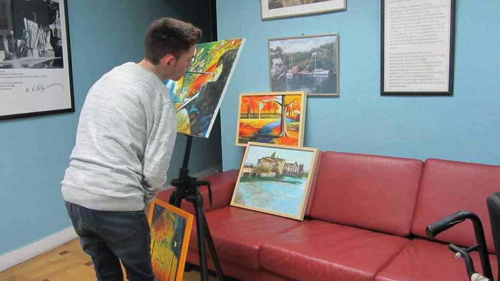 Lorenzo Higueras pintando un cuadro. / Foto: Asociación de Pintores con la Boca y con el Pie.
