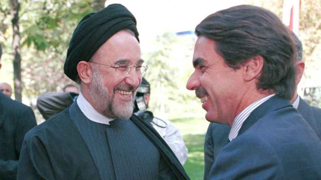 José María Aznar, President of the Government, greets Mohamed Khatami, President of Iran.