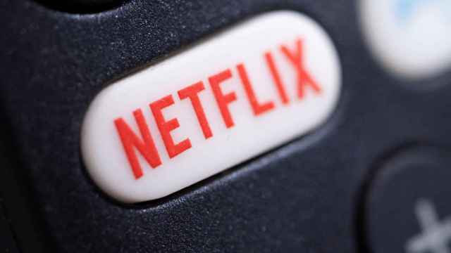 Logo de Netflix en un mando de televisión.