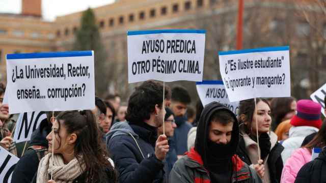 Protestas contra Ayuso en la facultad de Ciencias de la Información de la Universidad Complutense de Madrid (UCM).