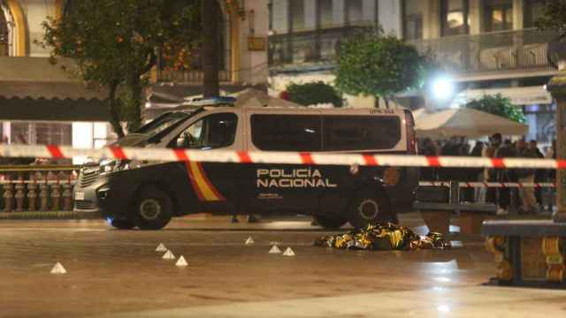 La Policía Nacional en el lugar del crimen, en Algeciras.