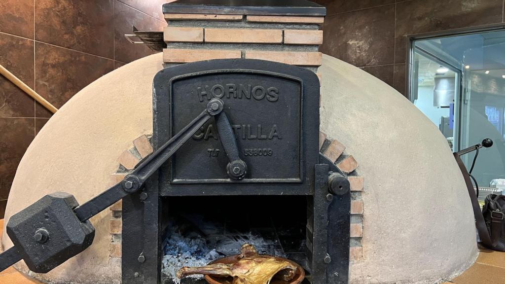 El lechazo de Aitana recién salido del horno de leña