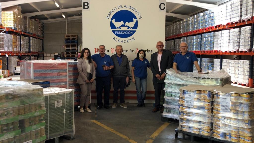 Representantes del Banco de Alimentos de Albacete y de Mercadona durante una de las entregas.