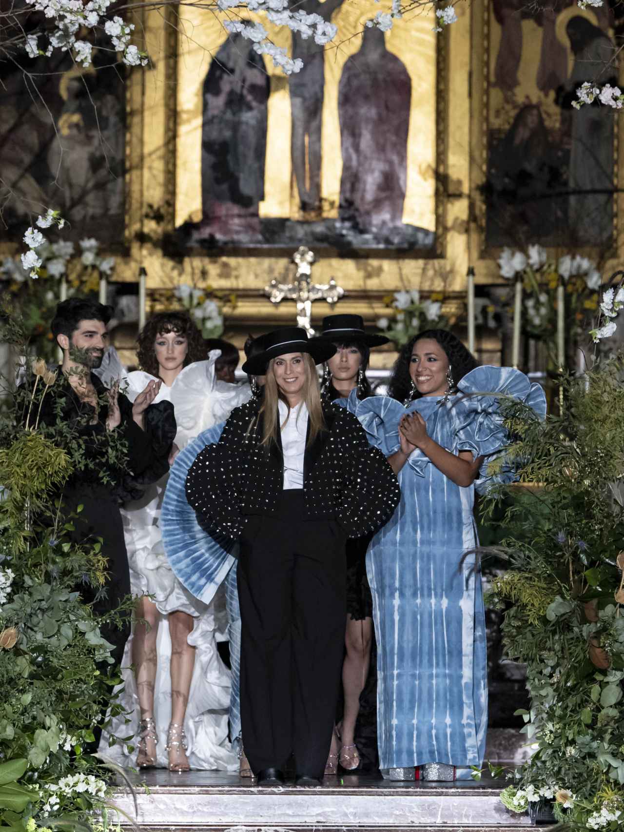 Juana Martín  y sus modelos posan en la catedral americana de París.