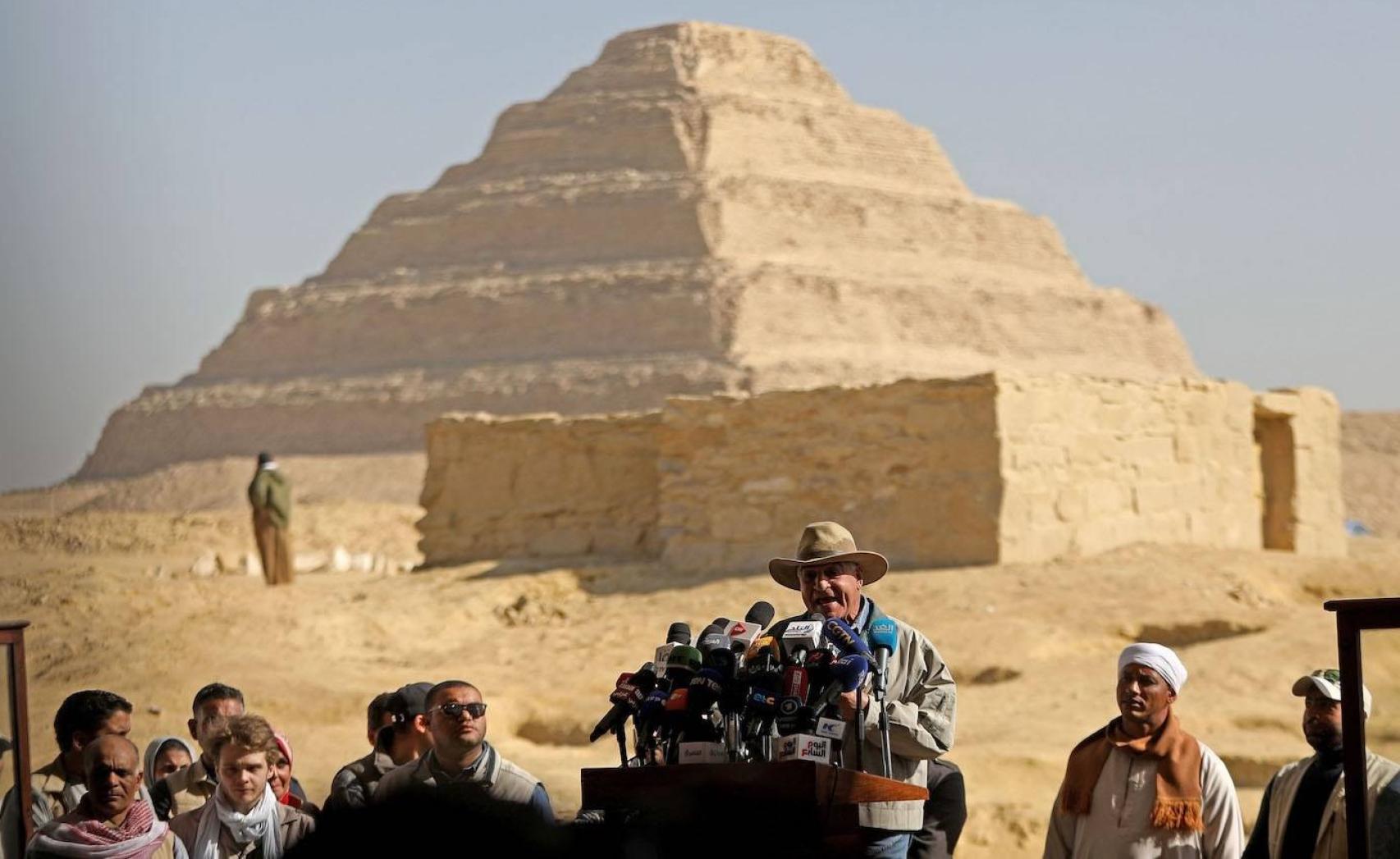 Zahi Hawass, anunciando los nuevos descubrimientos en una imagen compartida en sus redes.
