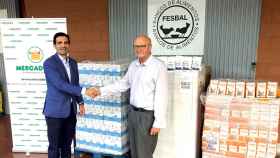 Luis Consuegra, director de relaciones externas en Alicante, en el acto de entrega al Banco de Alimentos de la ciudad.