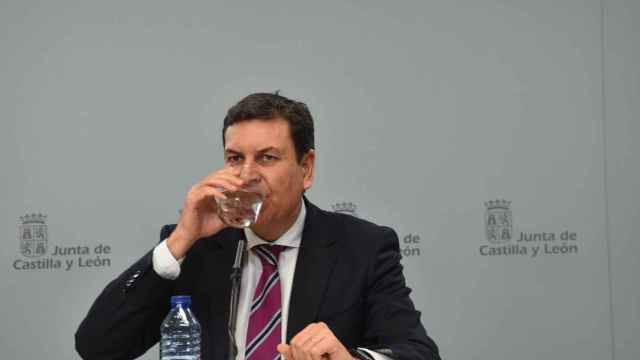 El portavoz Fernández Carriedo bebe agua durante la rueda de prensa del Consejo de Gobierno