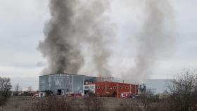 Arde la fábrica de Cascajares en Dueñas (Palencia)