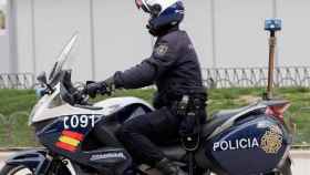Un agente de la Policía Nacional en moto.