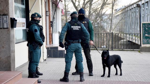 Agentes de la Guardia Civil en el portal de la vivienda registada