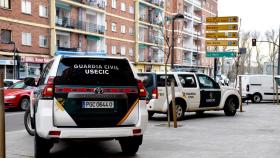 Coches de la Guardia Civil en el entorno del puente de Hierro