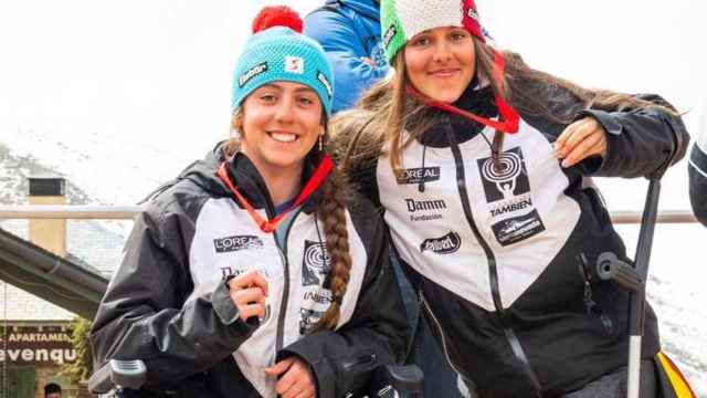 Audrey Pascual y María Martín-Granizo posan junto a sus medallas en la Copa de España de Esquí  Adaptado
