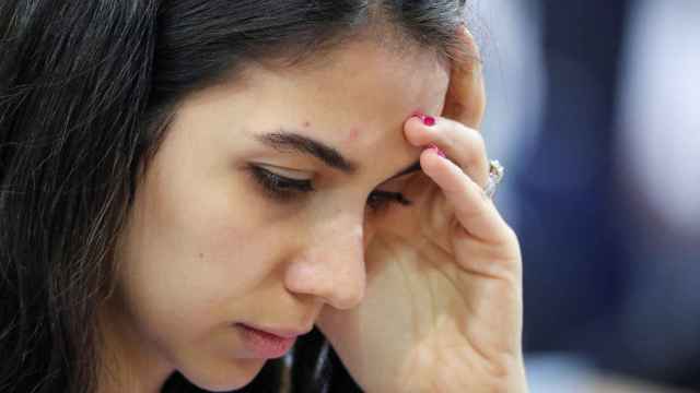 Sara Khadem medita una jugada durante una partida de ajedrez