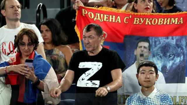 Seguidores rusos con la camiseta de la 'Z' durante el partido de Djokovic y Rublev.
