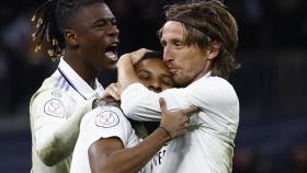 Luka Modric, besando a Rodrygo Goes para celebrar su gol en el Derbi madrileño