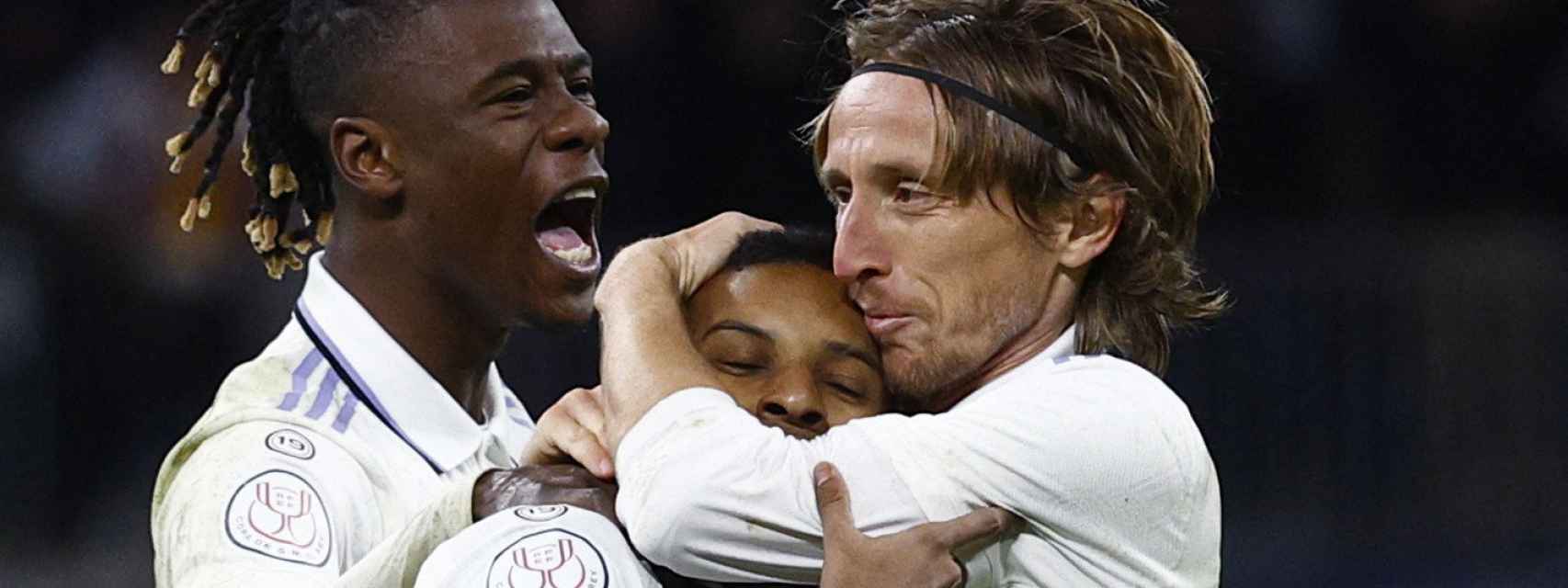 Luka Modric, besando a Rodrygo Goes para celebrar su gol en el Derbi madrileño