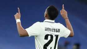 Rodrygo Goes, señalando con sus manos al cielo para celebrar su gol en el Derbi