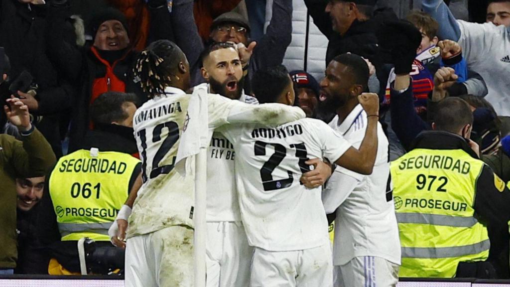 Piña de los jugadores del Real Madrid para celebrar el gol de Benzema en el Derbi