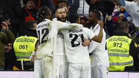 Piña de los jugadores del Real Madrid para celebrar el gol de Benzema en el Derbi