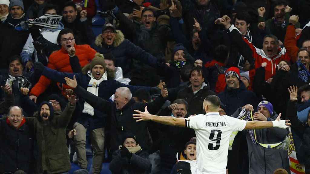Karim Benzema, celebrando su gol con los aficionados del Real Madrid en el Derbi