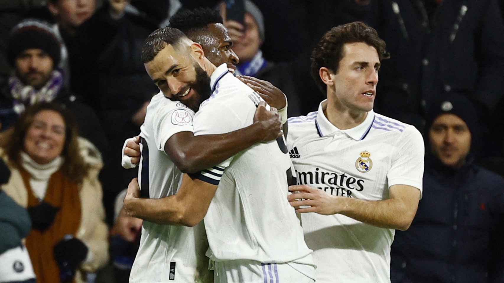 Benzema y Vinicius, abrazándose para celebrar el gol del brasileño para el Real Madrid en el Derbi