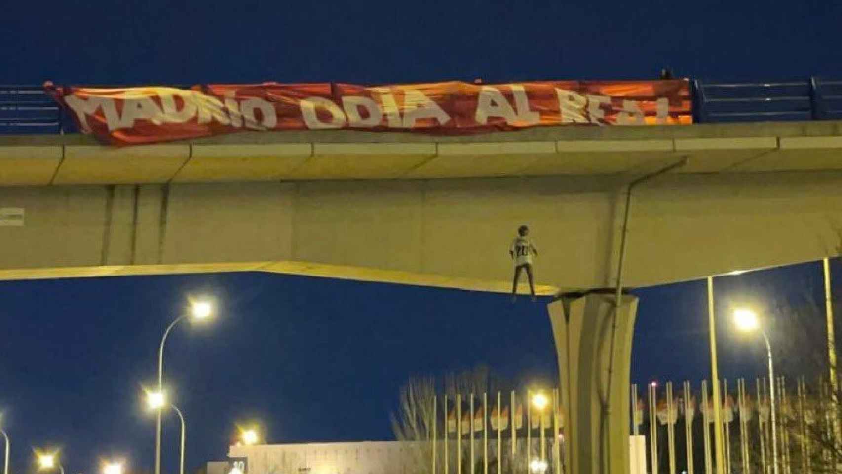 Muñeco colgado con la camiseta de Vinicius por los radicales del Atlético de Madrid