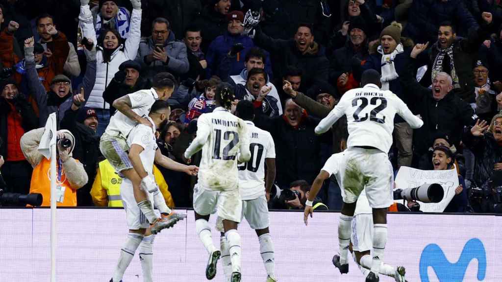 Los jugadores del Real Madrid celebran un gol ante el Atlético de Madrid.